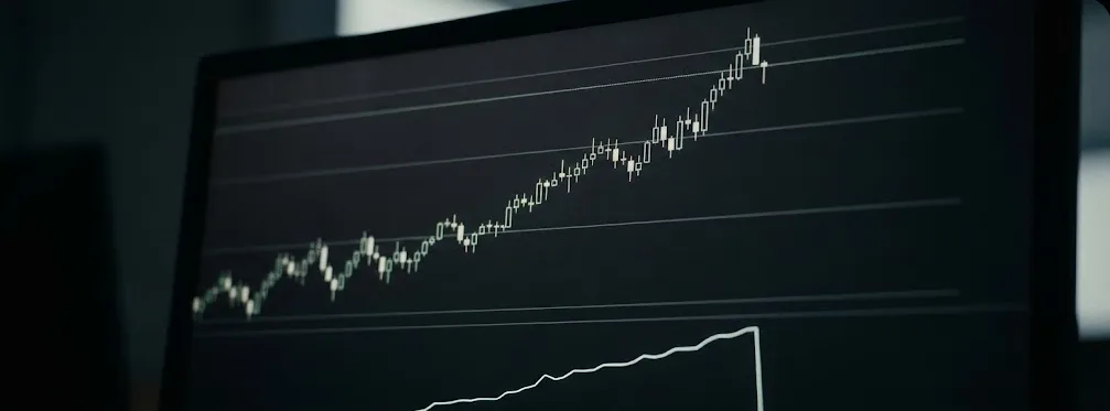 Gráfico de trading realista mostrando grid de ordens e uma tendência forte atravessando níveis, com drawdown acentuado para ilustrar risco de cauda no gradiente linear
